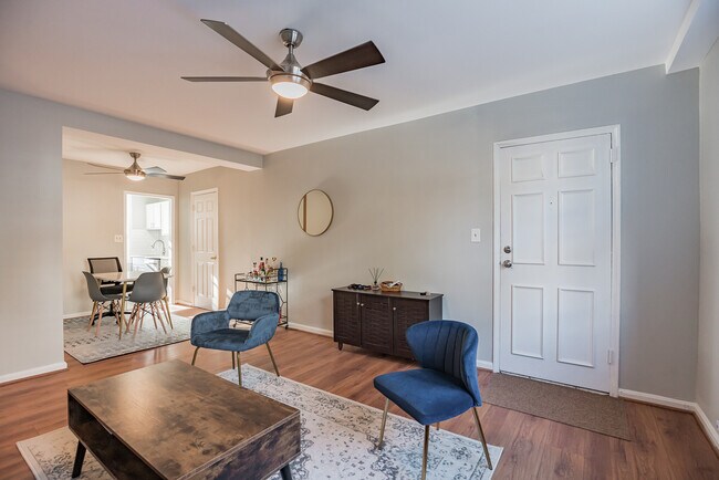 Living/dining area - 222 N Thomas St