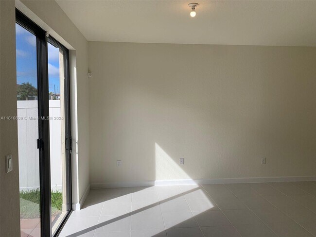 Foto del edificio - 3386 W 112th St