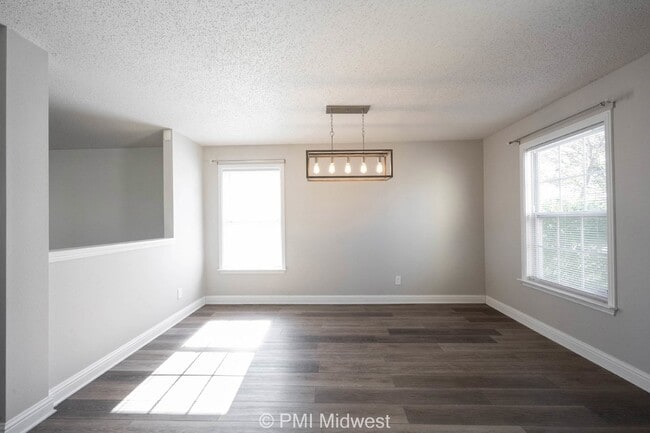 Building Photo - "Charming 3-Bedroom Home with 2.5 Baths and 2,125 Sq Ft in Greenfield, IN!"