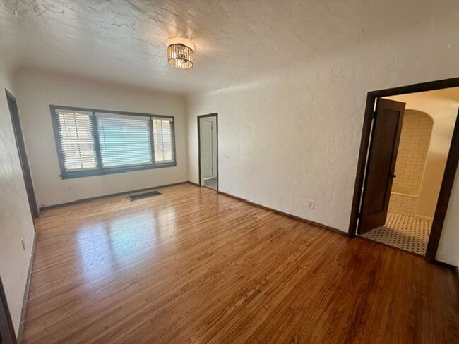 Building Photo - 1844 E 5th St. #3
