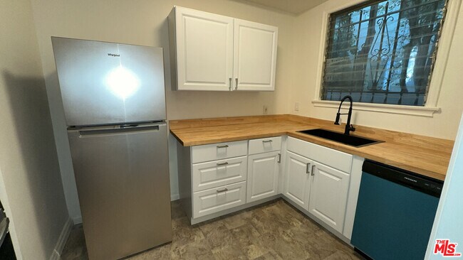 Foto del edificio - 4950 Beverly Blvd