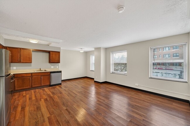Building Photo - Commodore Place Apartments