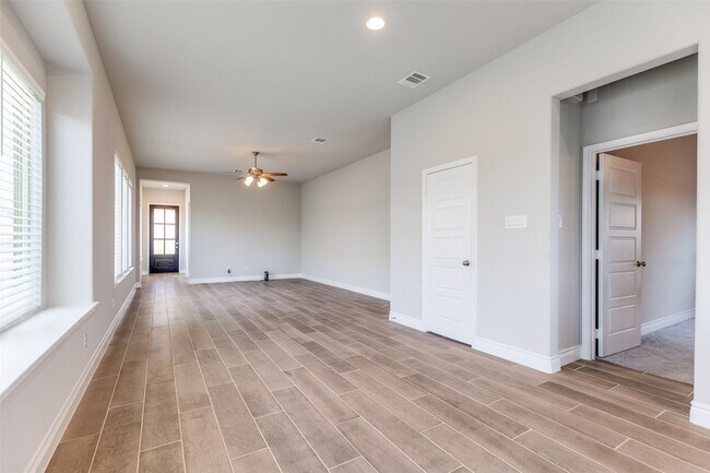 Foto del edificio - 9504 Longhorn Ln