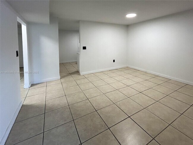 Foto del edificio - 12215 W Dixie Hwy