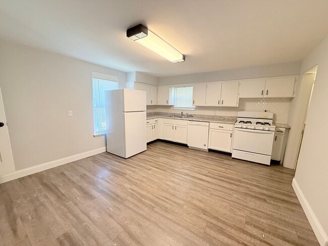 Foto del edificio - Spacious 4-Bedroom Home with Fenced Backyard