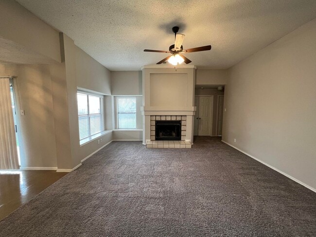 Foto del edificio - NICE & SPACIOUS!  3 BEDROOM / 2 BATH HOME LOCATED IN SPRING MEADOWS*FIREPLACE IN LIVING ROOM*