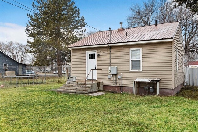 Building Photo - 635 Albion Ave