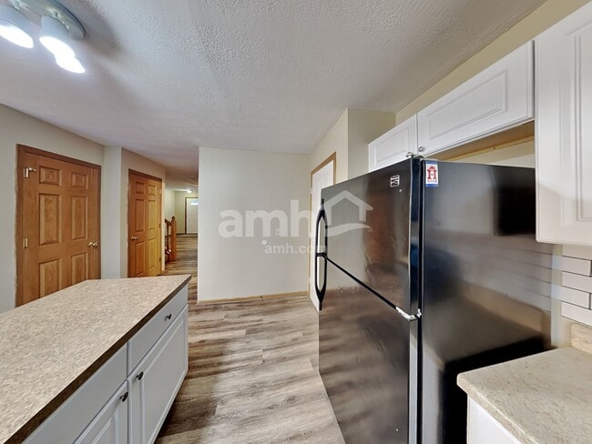 Building Photo - 353 W Hunters Dr