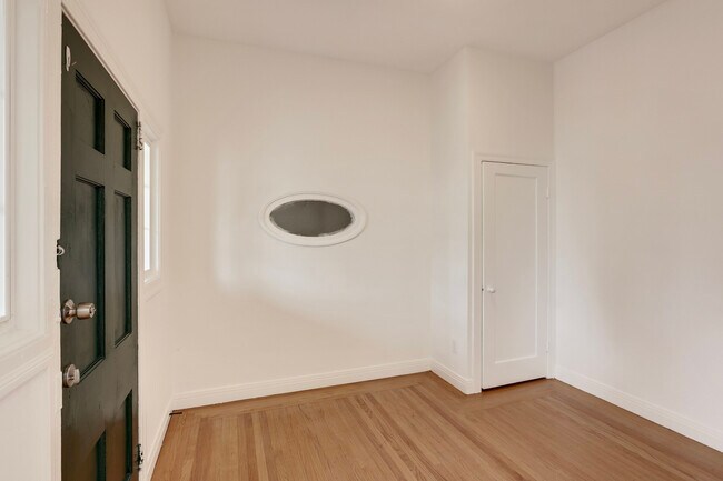 Foyer - 213 7th St