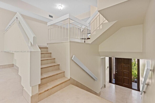 Foto del edificio - 2525 NE 135th St