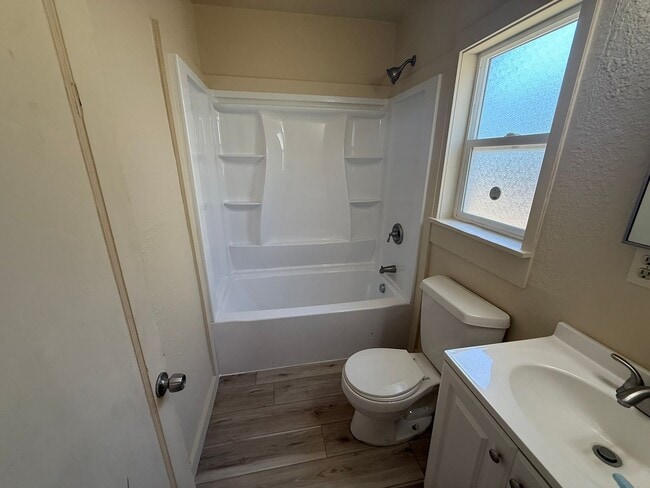 Building Photo - 2 Bedroom Unit in The Dalles For Rent