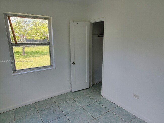 Foto del edificio - 1240 NE 143rd St