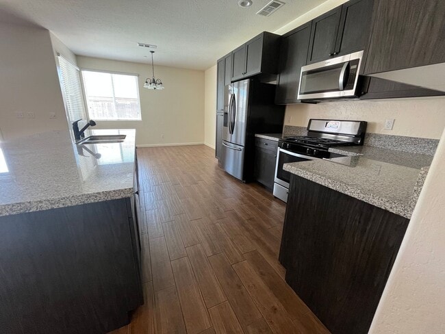 Building Photo - beautiful three bedroom home with sparkling pool in Visalia