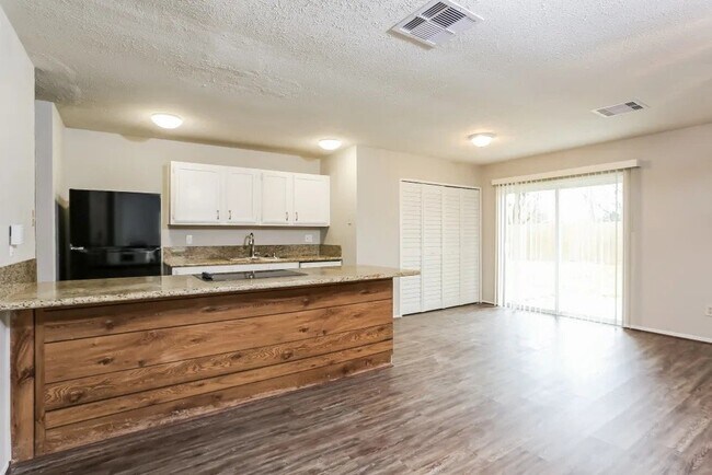 Foto del edificio - 6830 Kearney Dr