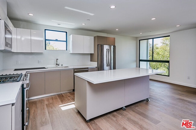 Foto del edificio - 328 N Maple Dr