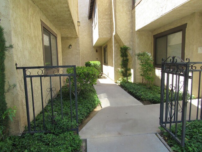 Building Photo - (APPLICATION PENDING) West Lancaster Townh...