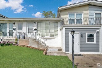 Building Photo - 8820 Robin Dr