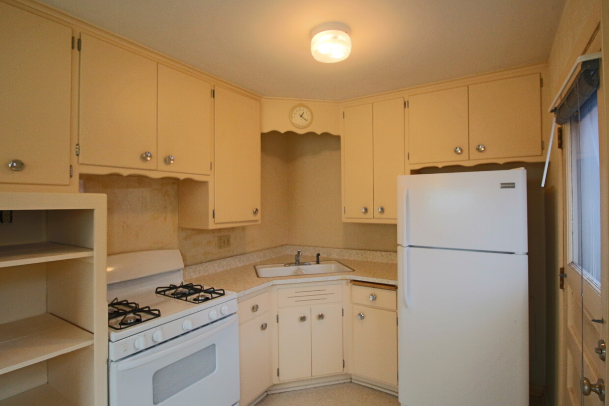 Foto principal - APPLY NOW! Cozy 2 Bedroom Lower Apartment ...