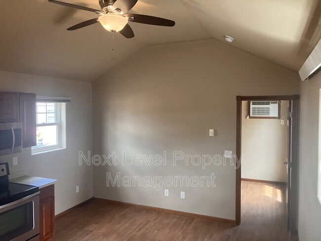 Building Photo - 111 E Cottonwood Dr