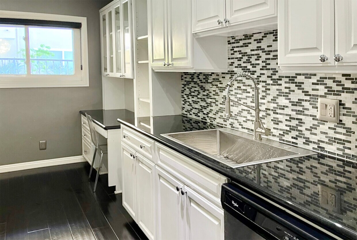 Foto principal - 1203 N Sweetzer Ave