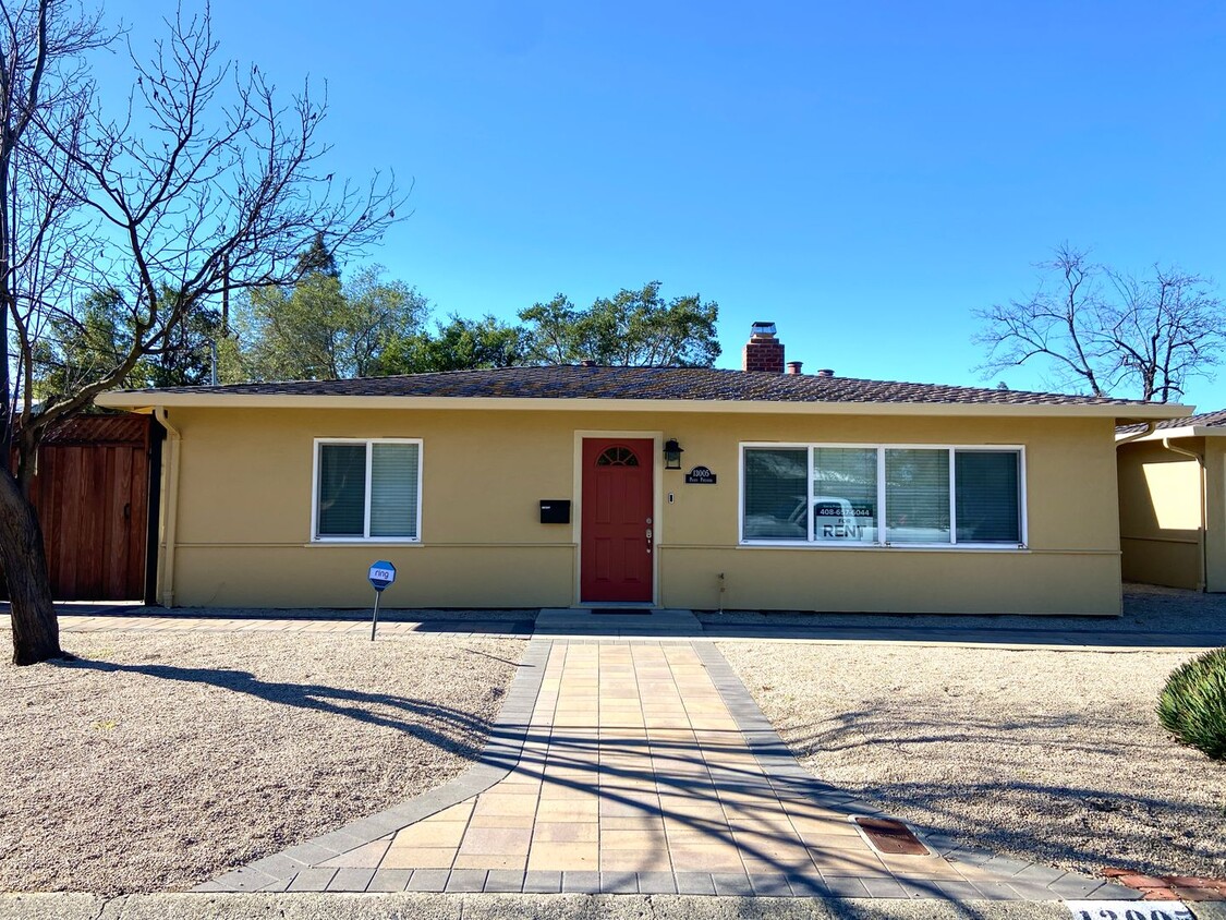 Primary Photo - Charming House on 1/3 acre in El Quito Nei...