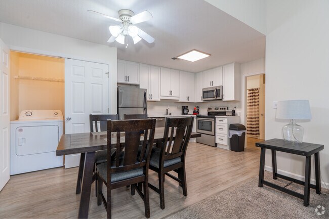 2 habitaciones, 2 baños - 1100 pies cuadrados - Comedor - Waterford Place Apartments