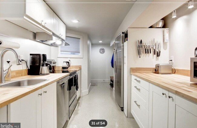 Foto del edificio - 2947 Tilden St NW