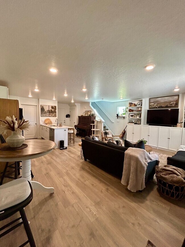 Foto del edificio - End Unit 3 bed 2 bath Townhome in Spanish ...