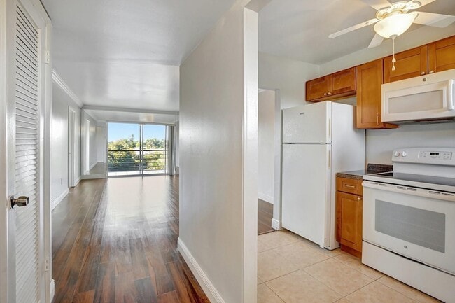 Building Photo - 8225 Sunrise Lakes Dr N