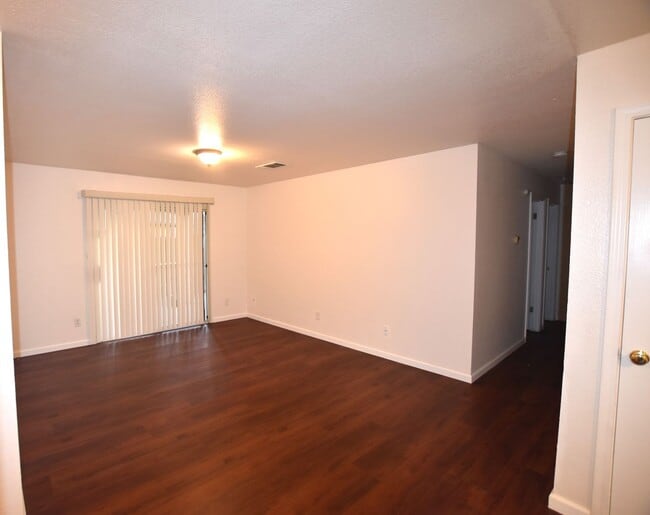 Building Photo - Charming 3 Bedroom 2 Bath House Court Loca...
