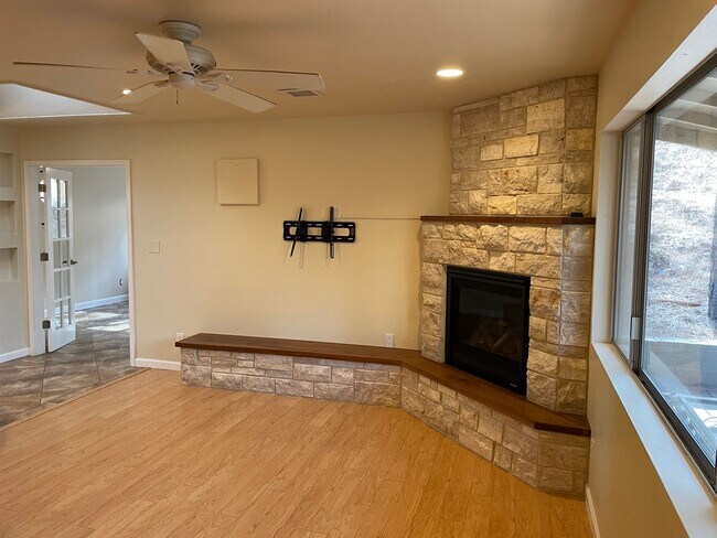 Building Photo - APPLY NOW - 1120 Oak Ln