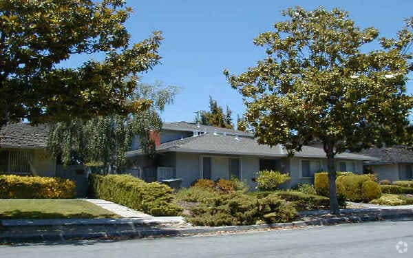 Primary Photo - 911 Tamarack Ln