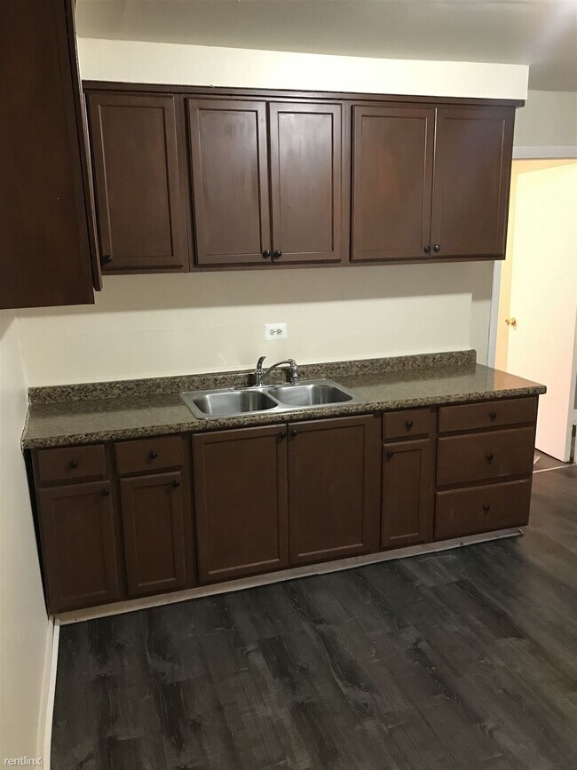 Building Photo - 3 br, 1 bath Apartment - 8518 S Peoria St