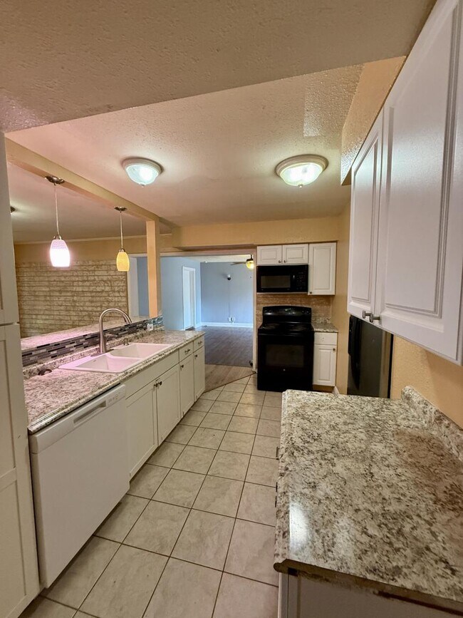 Foto del edificio - 4 bedroom in Jacksonville FL 32210