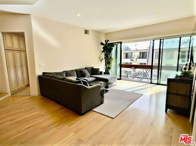 Foto del edificio - 750 S Bundy Dr