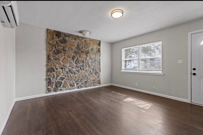 Foto del edificio - 4331 Lazard St