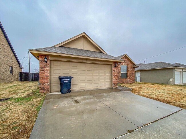 Foto del edificio - Three Bedroom Home with Storm Shelter!