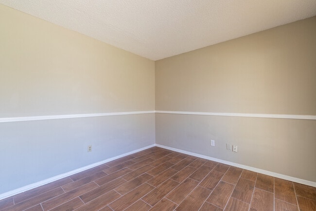 Building Photo - 6560 Greenbriar Dr