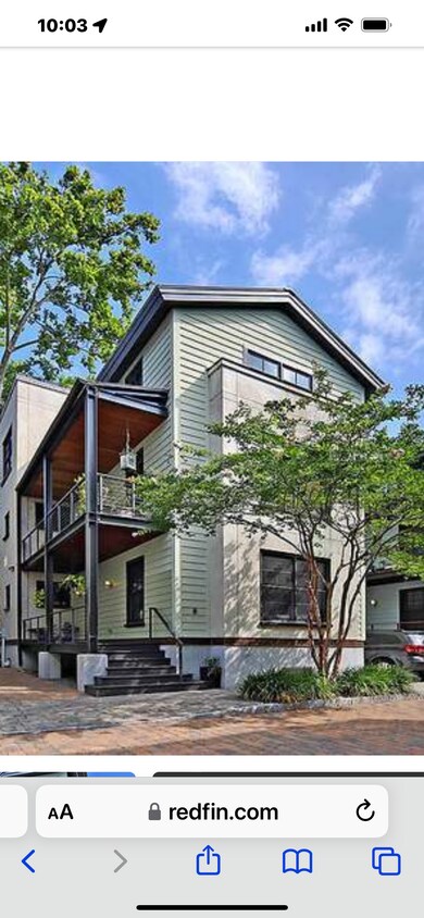 Beautiful Furnished Modern Home - 8 Brewster Ct