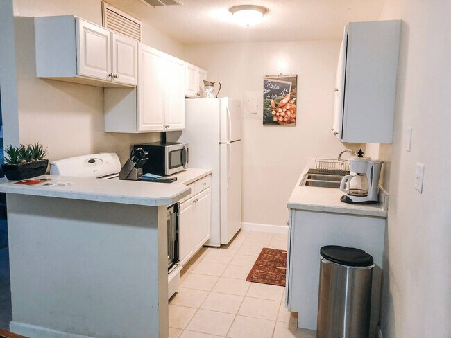 Building Photo - 1700 SW 16th Ct