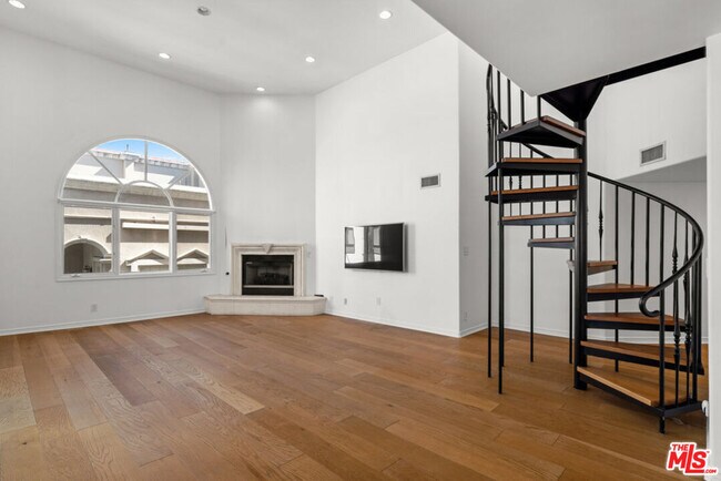 Building Photo - 435 Arnaz Dr