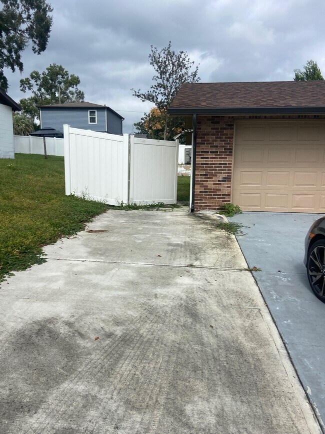 Foto del edificio - 27103 Frampton Ave