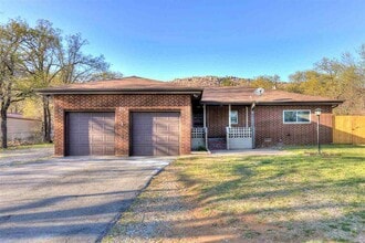 Building Photo - 812 E Lake Dr