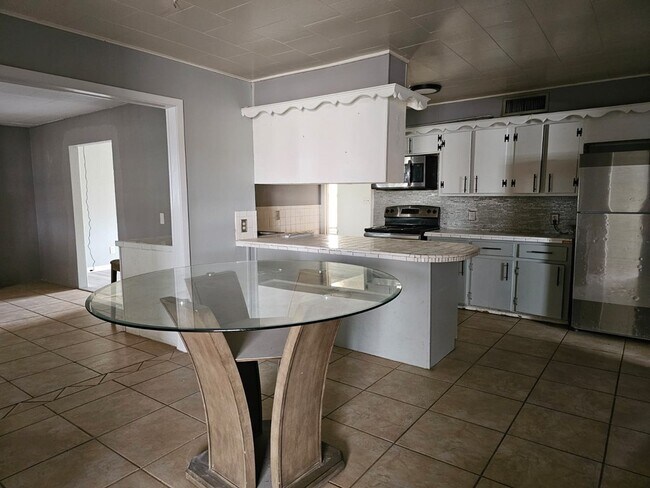 Foto del edificio - 601 NW 12th Pl