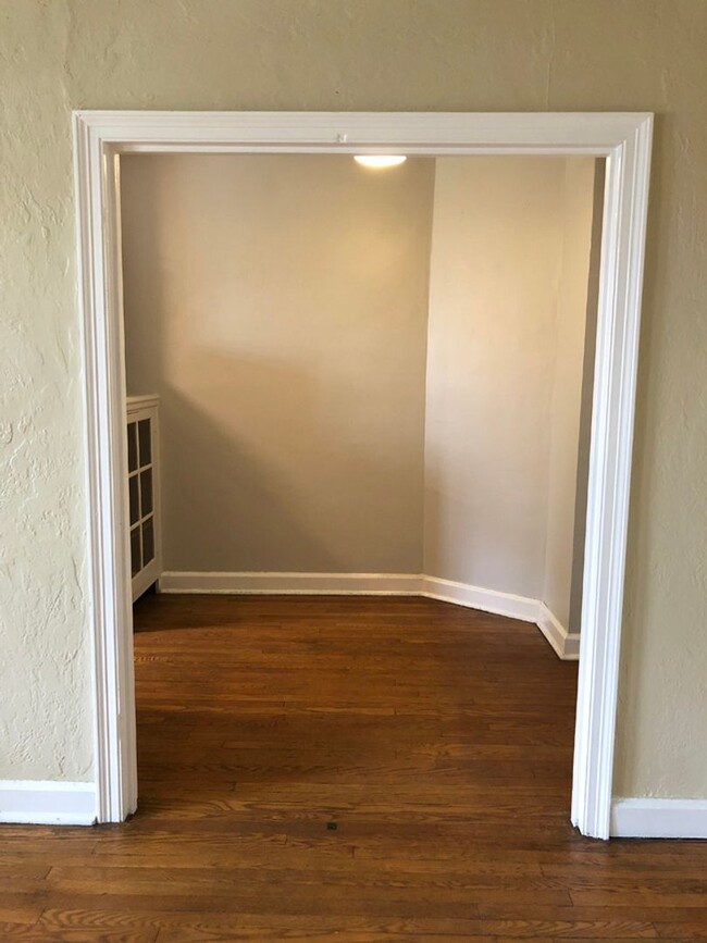 Building Photo - One Bedroom In Shadyside