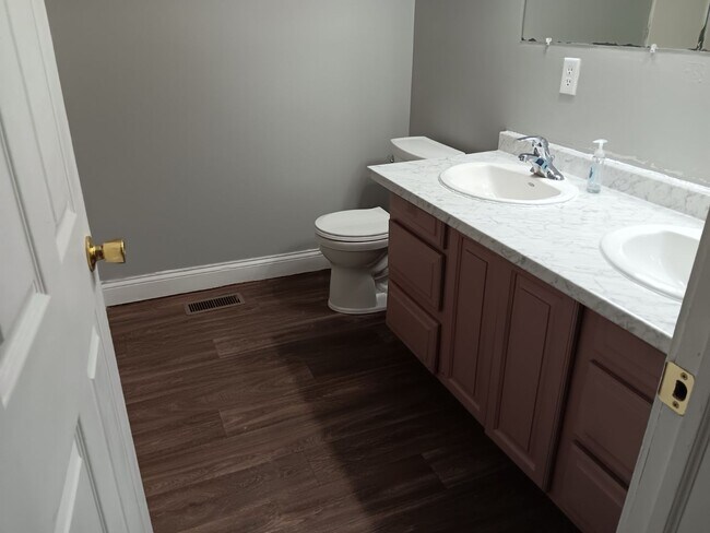 Foto del edificio - For Rent: 4-bedroom 2-bathroom single family home! COMING SOON