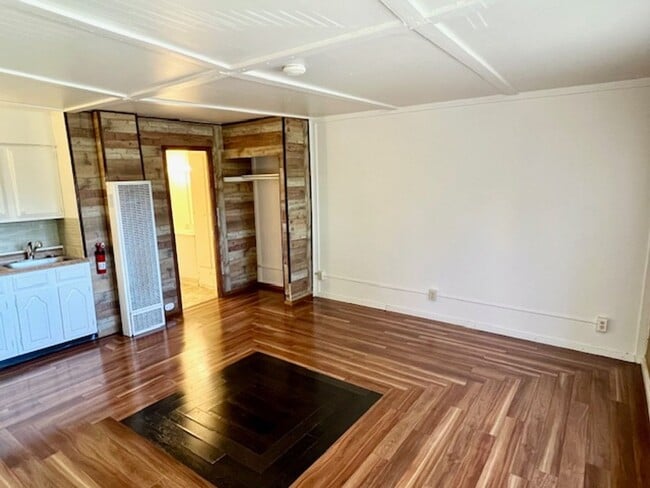 Foto del edificio - Updated Studio Apt. With All Utilities Included