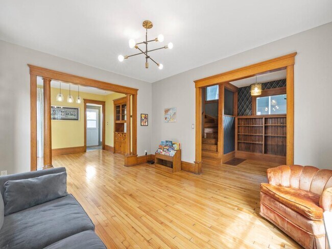 Foto del edificio - 2408 Grand Ave S