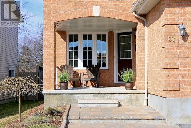 Building Photo - 37 Steel St