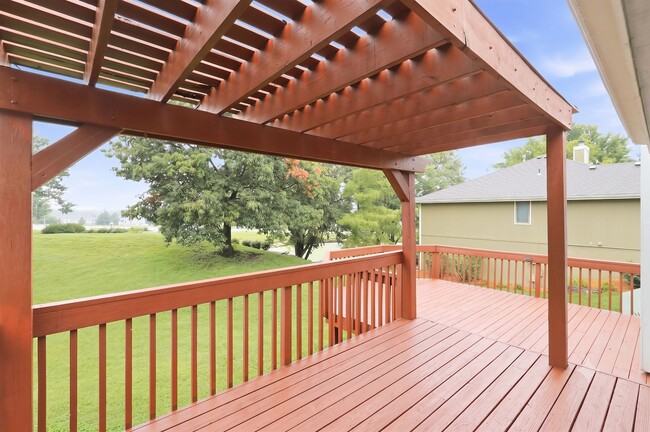 Building Photo - 3611 SW Red Hawk Ct
